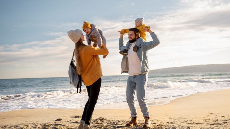 Co zabrać na plażę nad Bałtykiem? Lista rzeczy na udany dzień w Mielnie