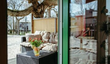 Herbals Glamping Mielno – luksusowy glamping z sauną nad jeziorem i morzem